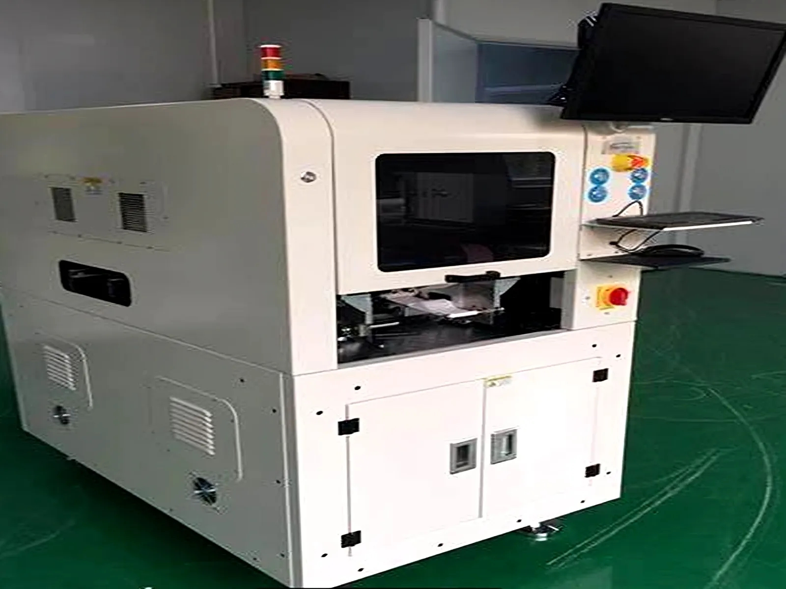 Automatic foam attaching machine