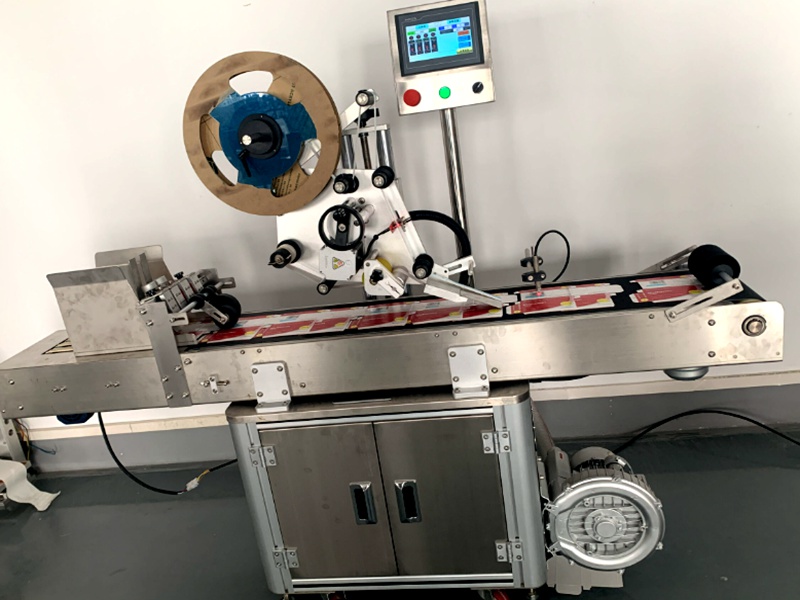 Automatic label attaching machine